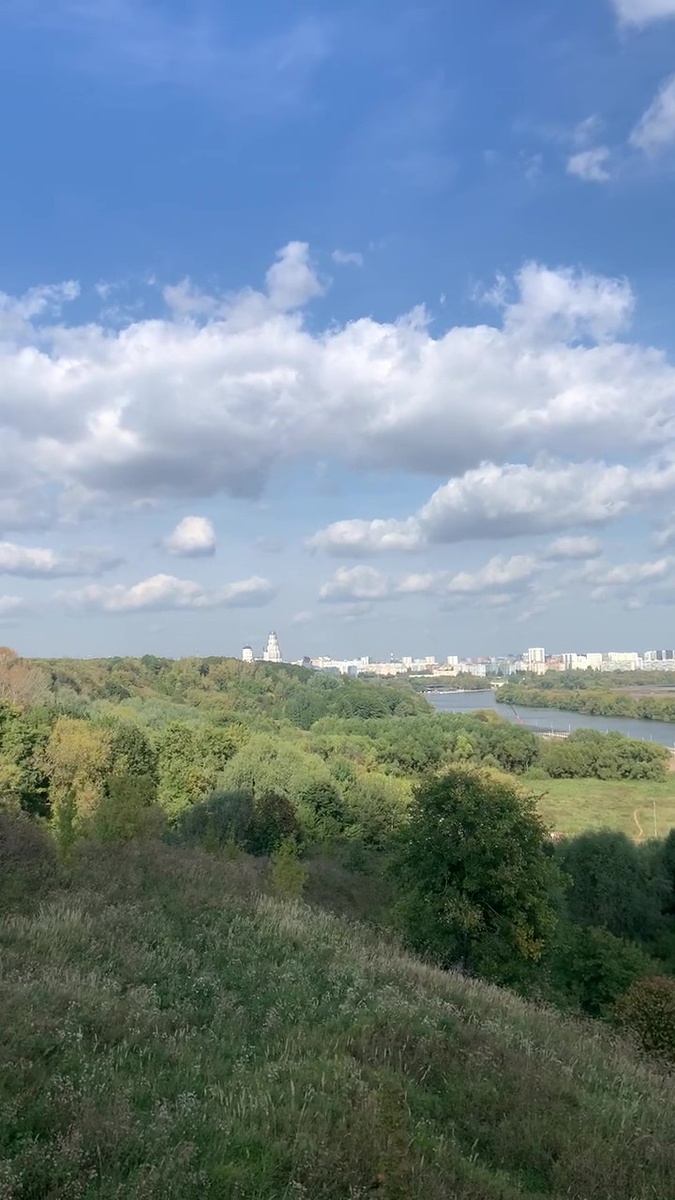 Вид с Дьяковского холма. В дали храм Усекновения главы Ионанна Предтечи и храм Вознесения Господя