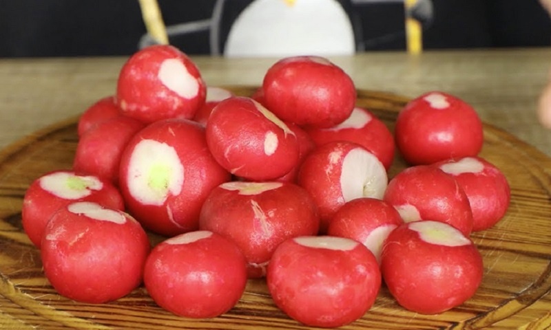 Весенний салат с редиской и крабовыми палочками
