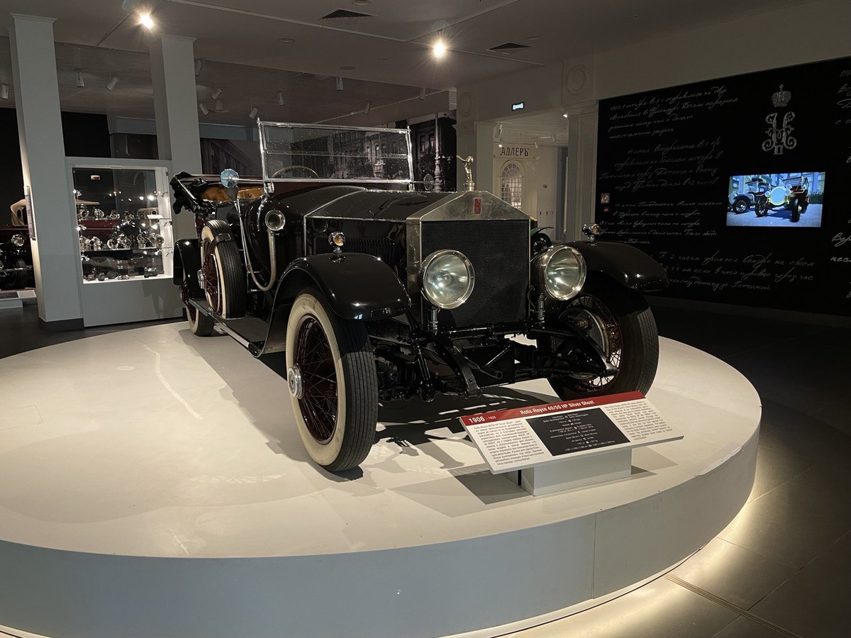 Я сфотографировал в музее. Стоит на вращающейся платформе. 