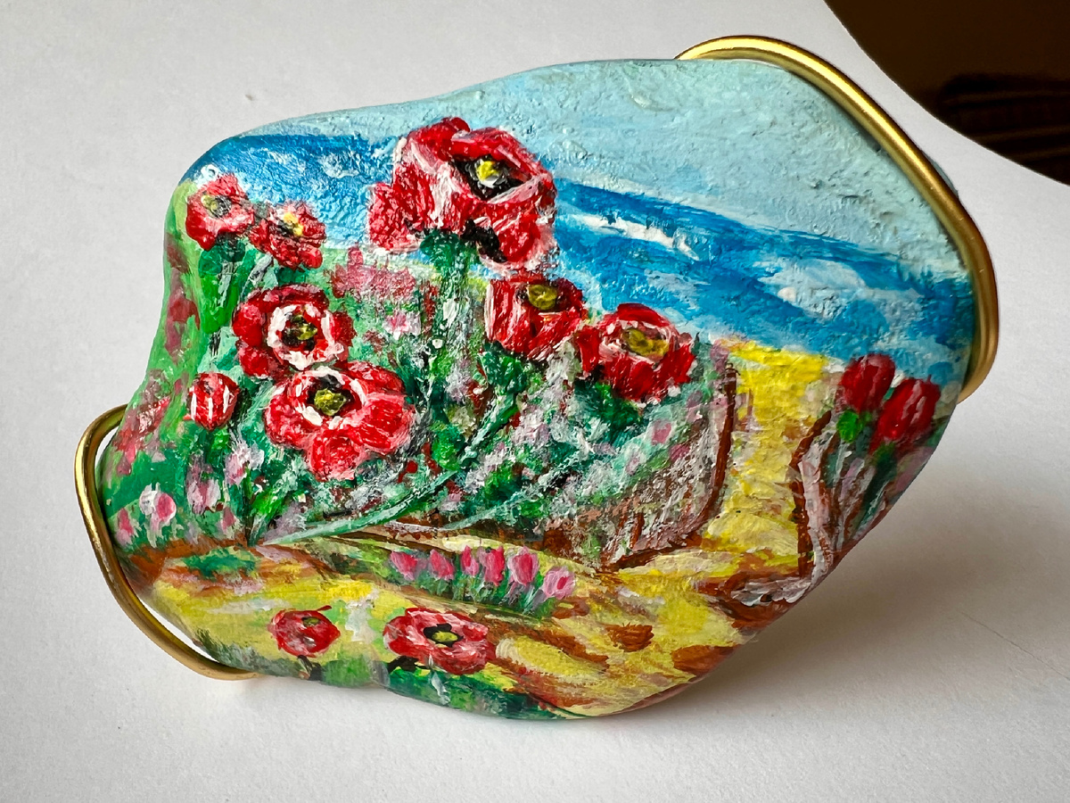 Алые маки крымские и конечно море с песком. Обрамление проволока. 