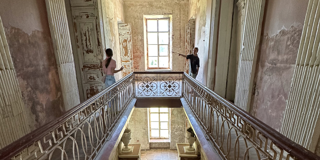 Полузаброшенный дворец Знаменское-Раёк с тайными механизмами