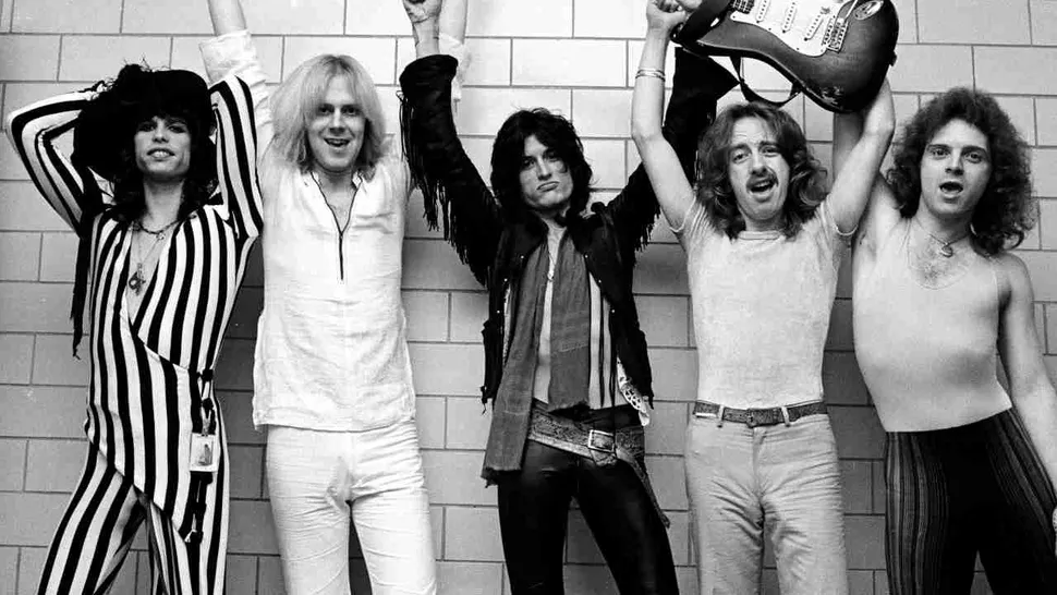Aerosmith за кулисами в 1976 году (Изображение предоставлено: Фин Костелло/Redferns)