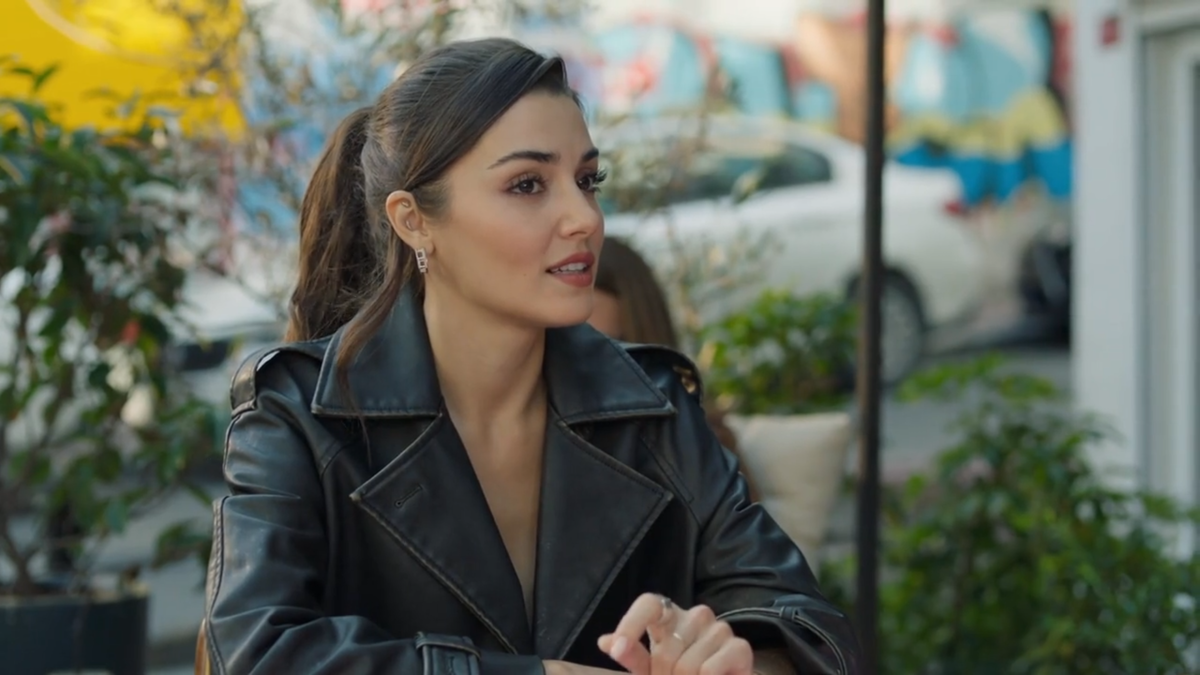  Лейла. Кадр из сериала "Совершенно другой"