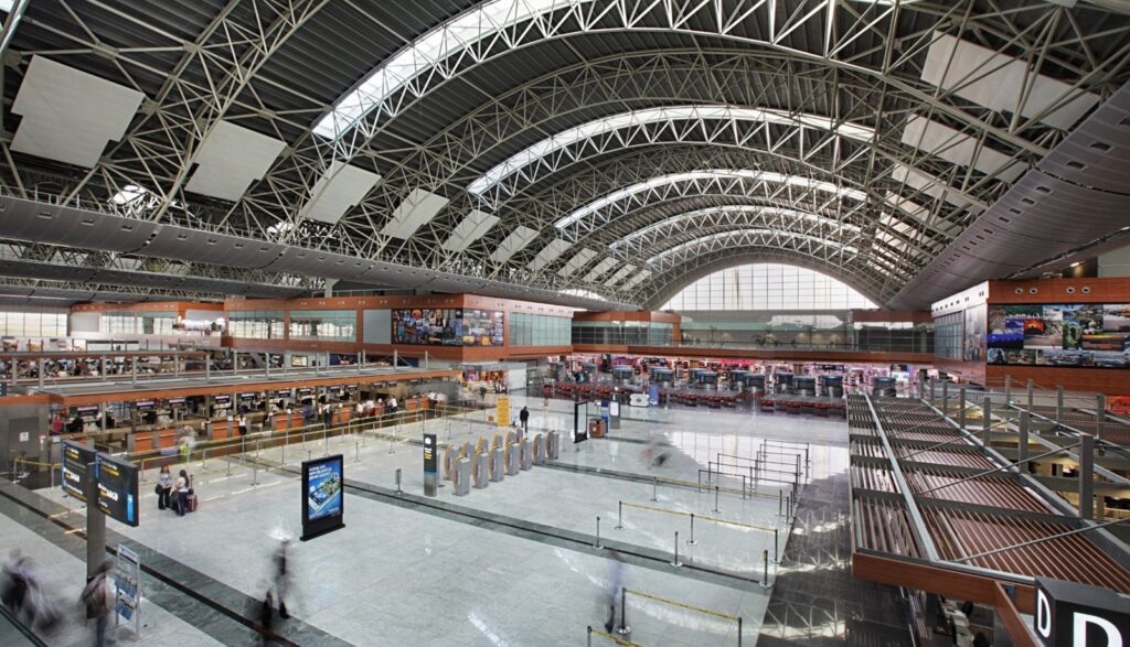     Аэропорт имени Сабихи Гёкчен (Istanbul Sabiha Gökçen International Airport) — вторая воздушная гавань Стамбула, расположенная в азиатской части города в районе Пендик. tourist