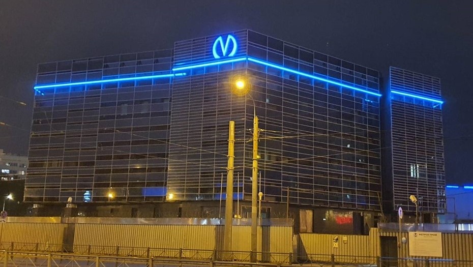    Логотип ГУП "Петербургский метрополитен" на здании вестибюля новой станции метро "Юго-Западная" (Красносельско-Калининская, коричневая ветка). Автор фото: t.me/stroimmetro