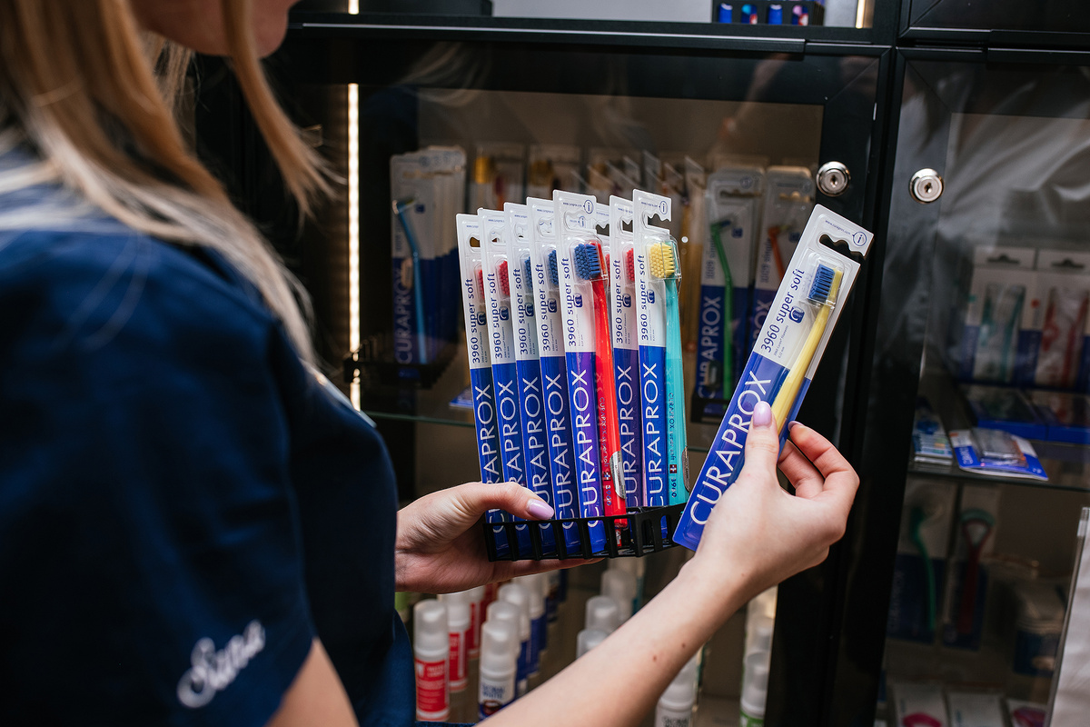 Слишком жёсткая щетина щётки — одна из причин гиперстезии.