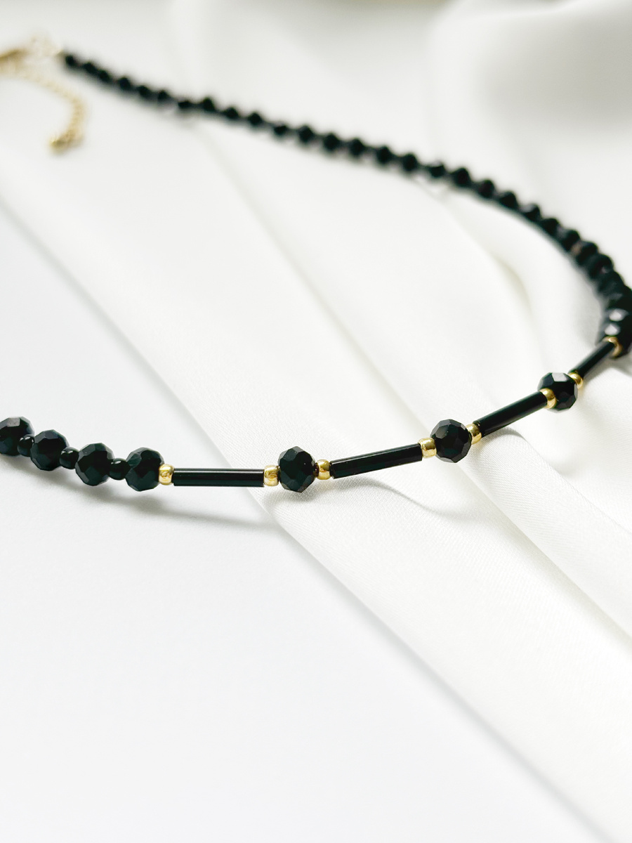 Аккуратное колье привлекает взгляды и подчеркивает Вашу индивидуальность 