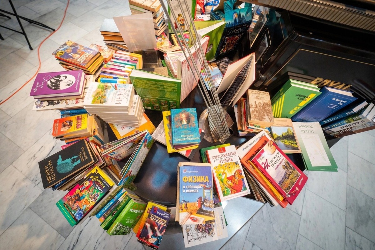    В Макеевку из Югорской библиотеки отправили уникальные тома книг