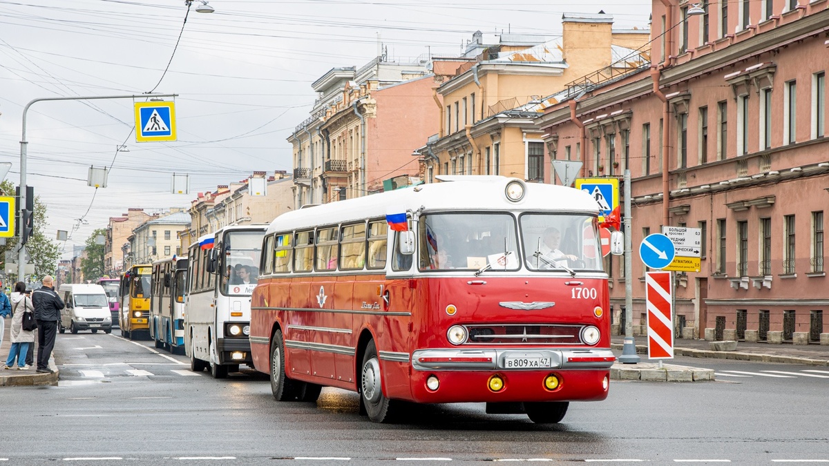 Икарус-55 во главе колонны. Фото сайта fotobus.msk.ru автор Сергей Деревягин 