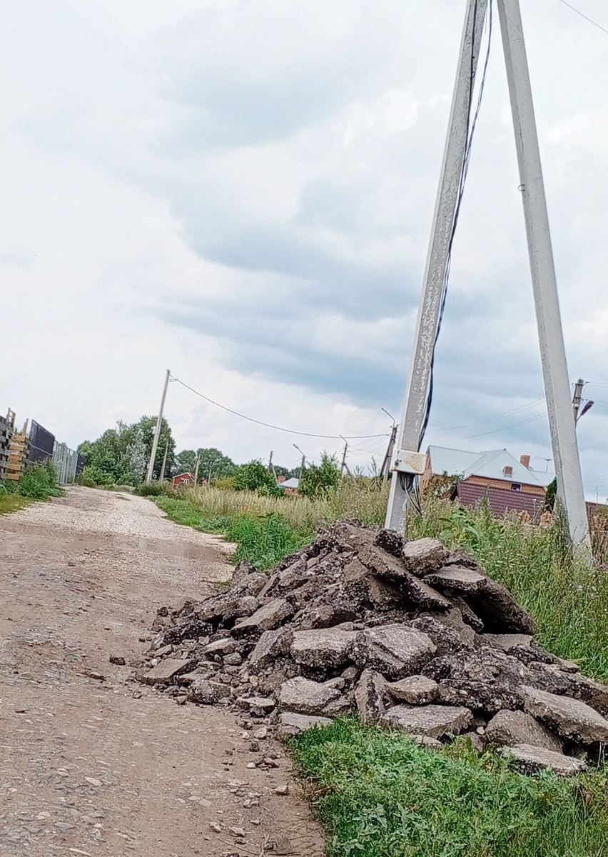 Эта куча лежит рядом с нашим участком уже второй год... 