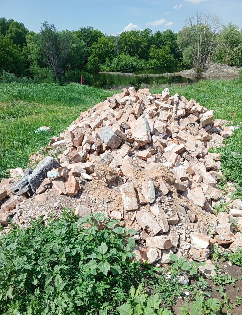 Куче тоже два года... Нам под забор выгрузил сосед две машины.