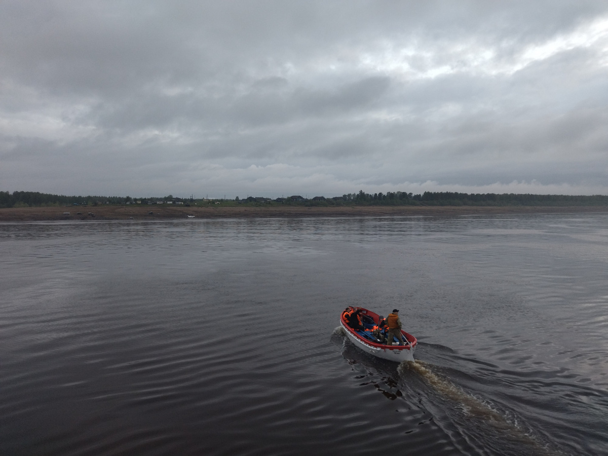 Высадка пассажиров с теплохода в Курейке. 2 часа ночи.
