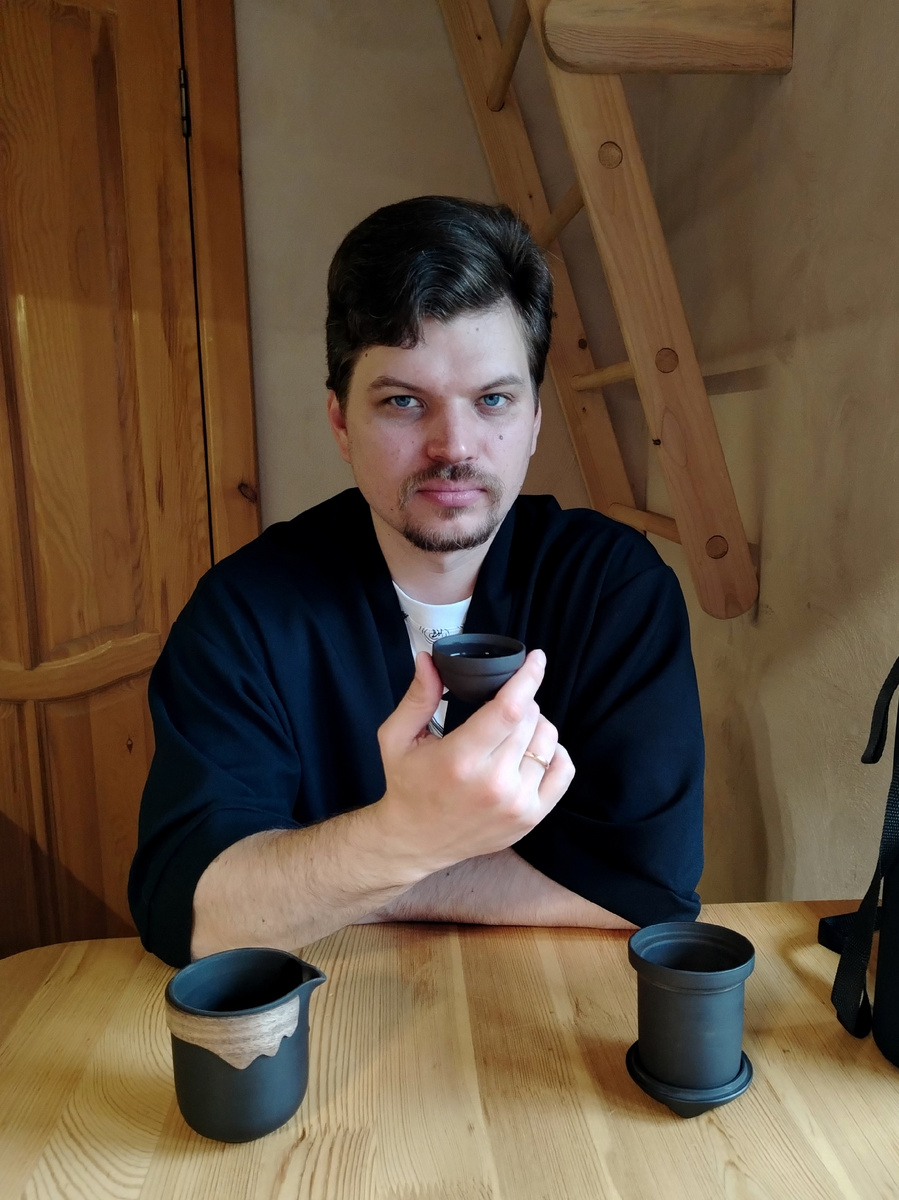 Автор пьёт чай из проходного чайного набора