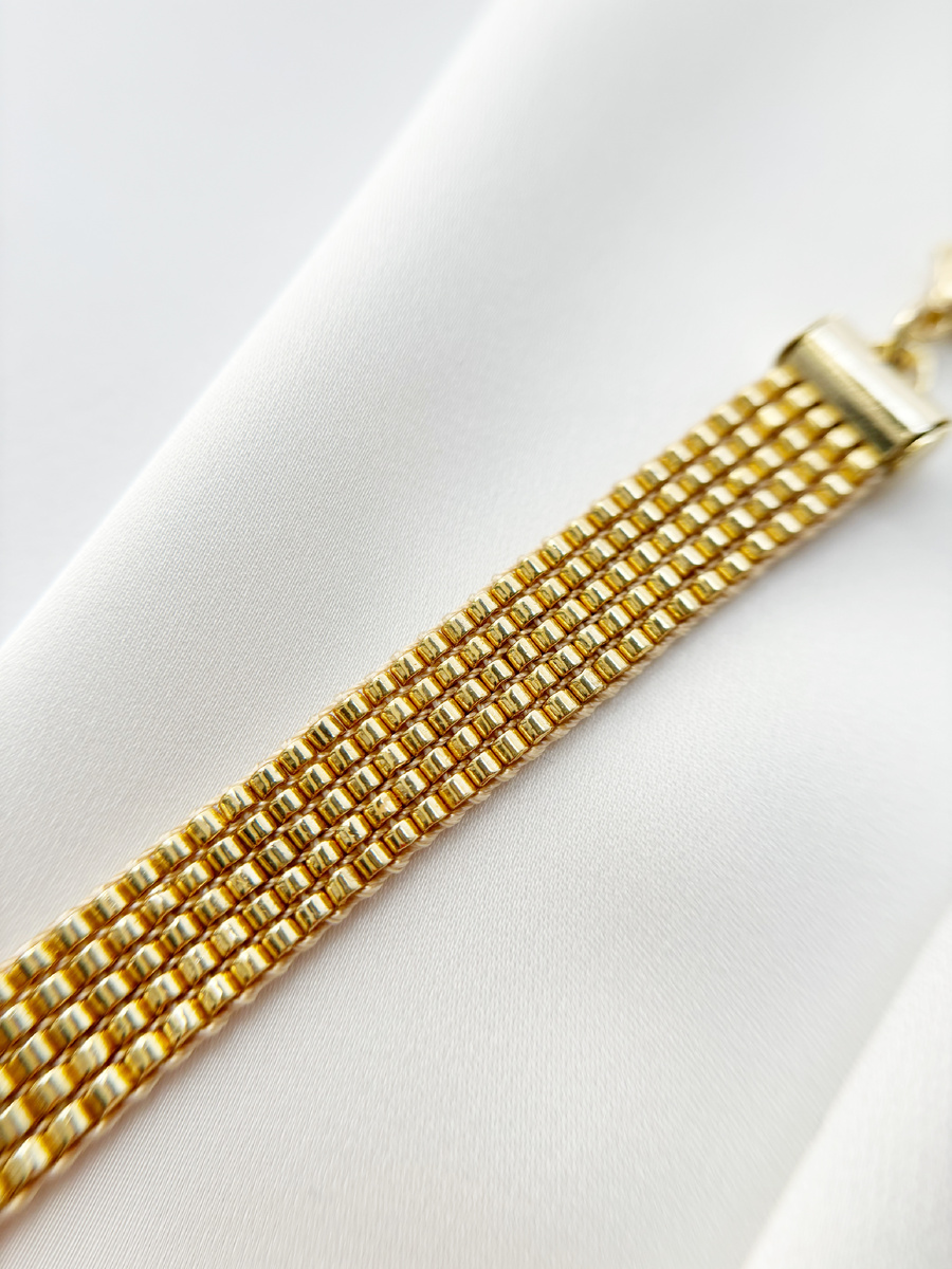 Плотное прилегание бисеринок друг к другу создает иллюзию монолитного золотого браслета.