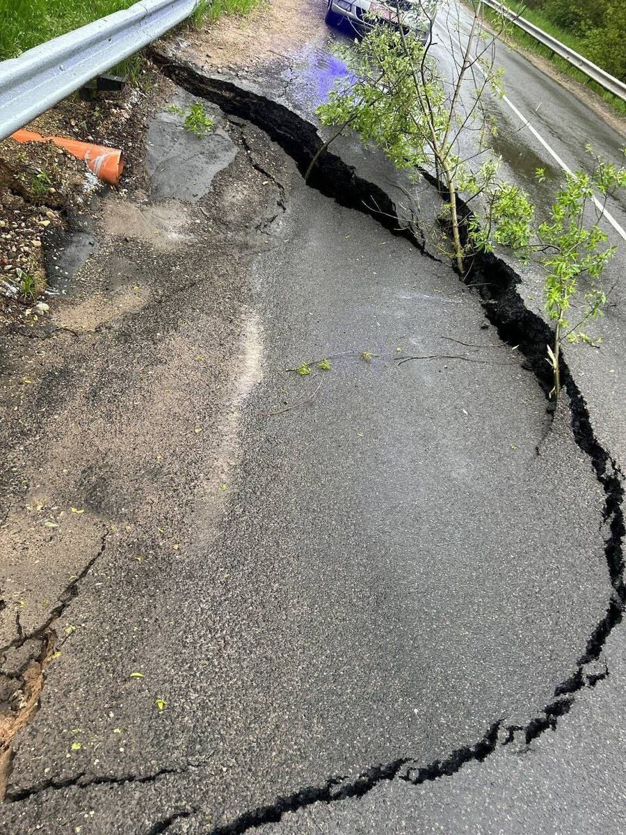 Между Полоцком и Новополоцком «обрушилась» дорога. Движение полностью перекрыто