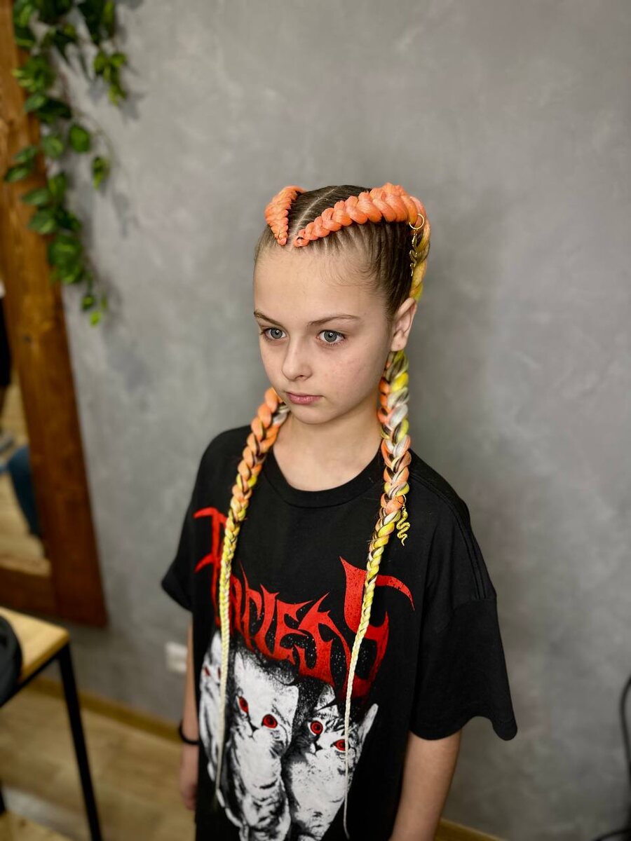 Варинаты причесок в брейдинге, листайте карусель