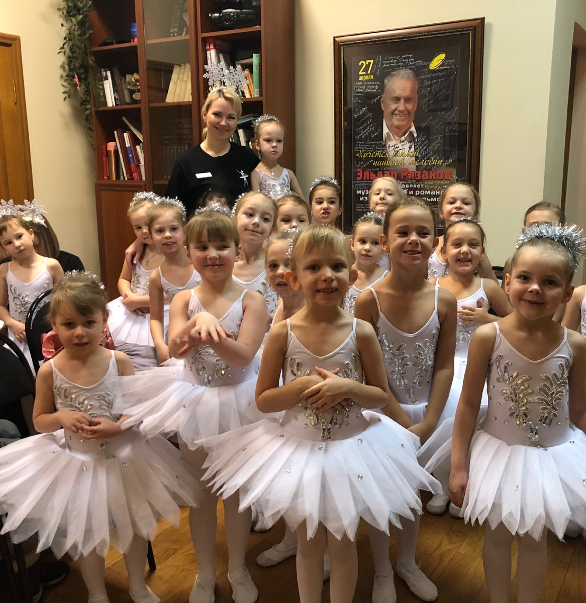 В каждом отчетном концерте было порядка 400-500  детей, это воспитанники одной из групп моего филиала школы.