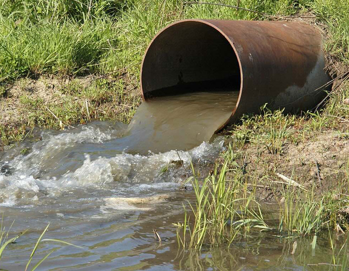 Загрязненные трубы с водой