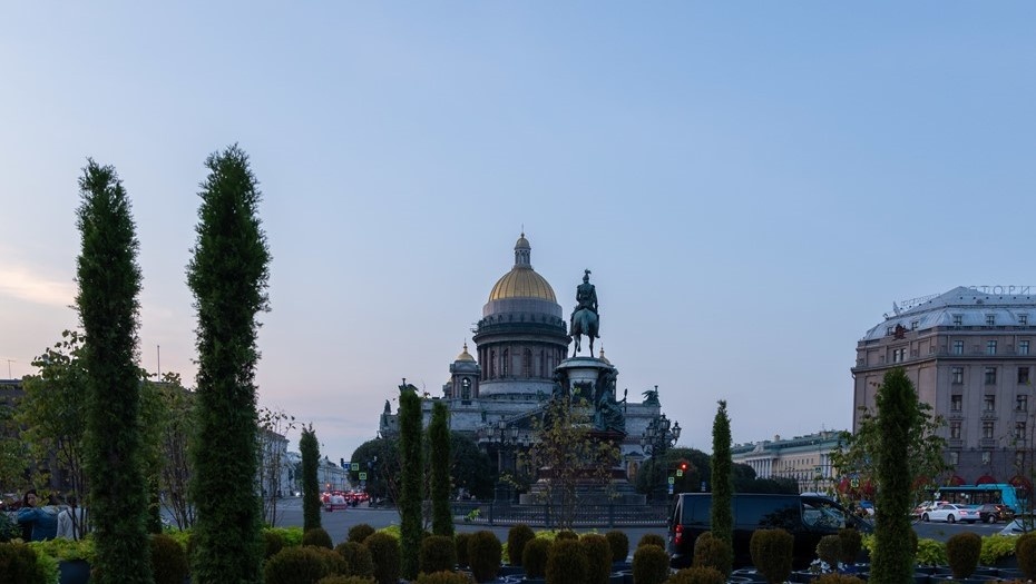    Вид на Исаакиевский собор и конный памятник Николаю 1 через сад трансформер. Автор фото: Тихонов Михаил/"ДП"
