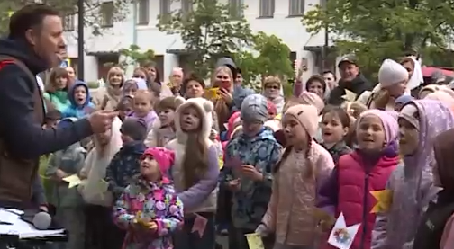     150 малышей прямо в центре Красноярска хором читали поэму «Дядя Степа»