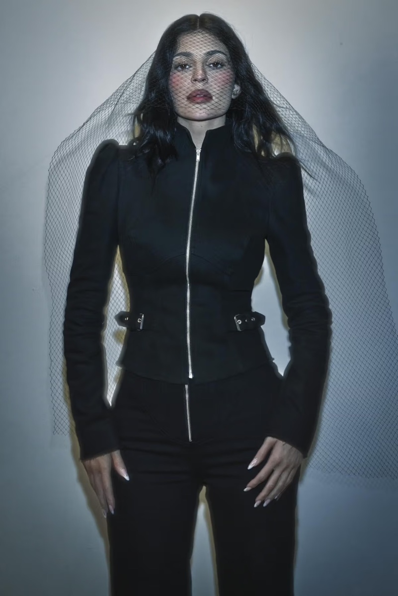    Кайли Дженнер выпустила коллаборацию с брендом Dilara Findikoglu (фото 2)