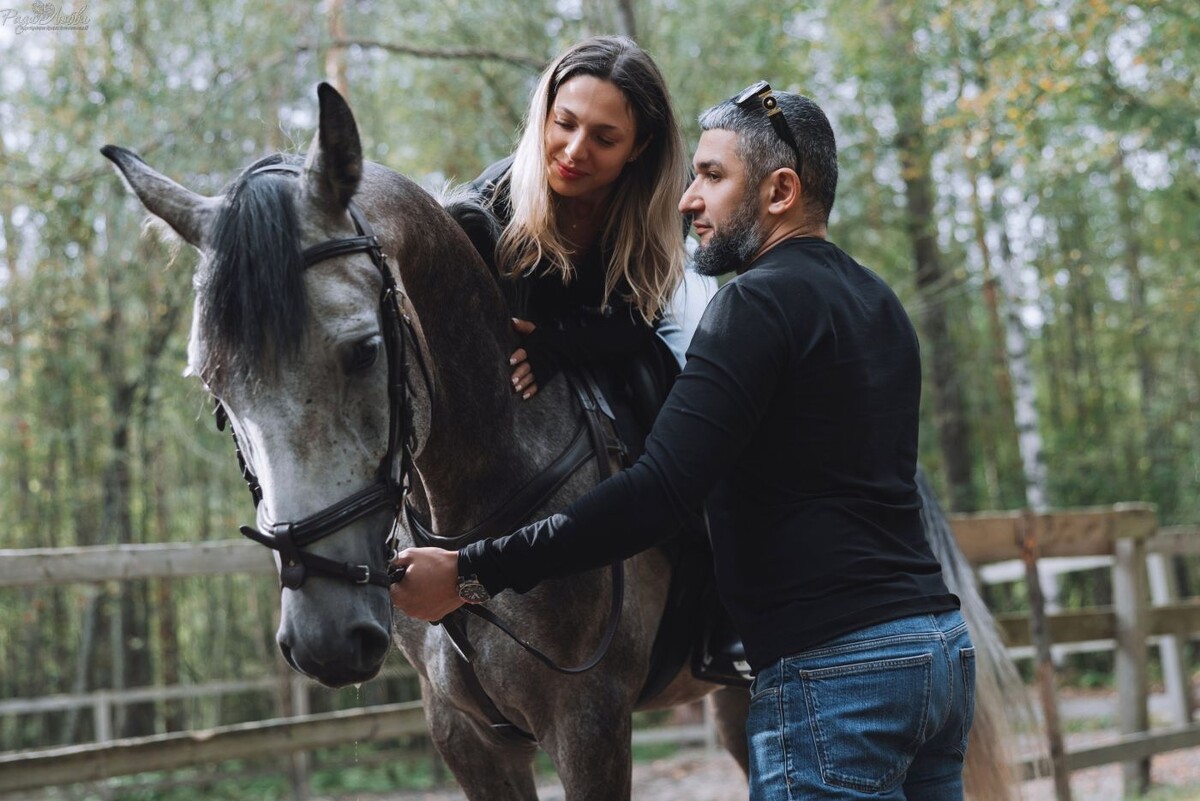 Романтическая прогулка на лошадях с пикником
 Начнем с романтичных козырей (вариант подойдет, если ваш конфликт не столь велик, что дама не согласиться провести с вами время и поехать за город). Вы можете пригласить ее на незабываемую прогулку на лошадях по живописным местам. Променад на природе, верхом на этих благородных животных, точно успокоит ваши бурлящие эмоции, внеся гармонию в ваши взаимоотношения. Вы сможете спокойно поговорить о произошедшем, найдя точки соприкосновения. Отличным завершением будет стильный пикник на природе, где вы можете насладиться друг другом в спокойной обстановке, обсудить произошедшее и восстановить связь.
