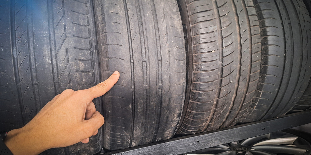 Почему шины с изношенным протектором нужно ставить на переднюю ось, даже если авто переднеприводный - узнал, рассказываю