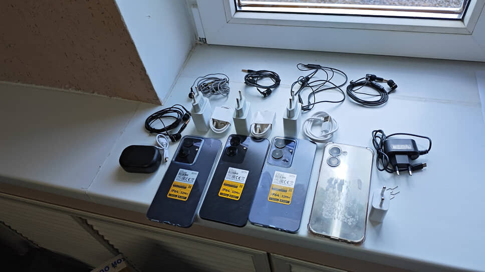 Фото: Мобильные телефоны из посылки. Фото пресс–службы ГУФСИН по Ростовской области