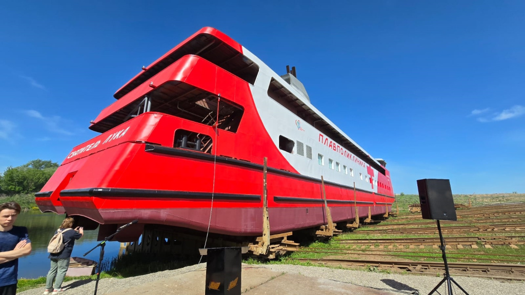 Спущена на воду плавучая поликлиника "Святитель Лука" проекта 132ПК / Фото: "Велесгард", ООО  📷
