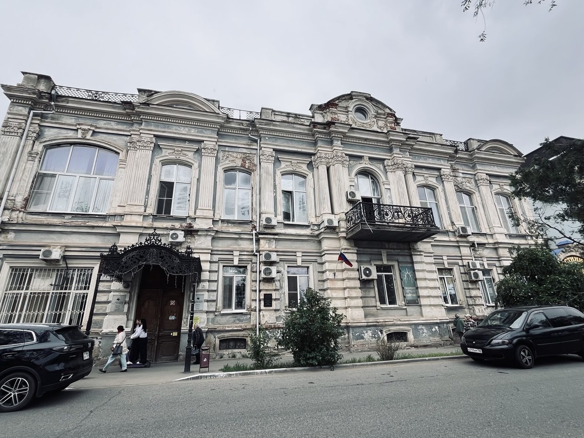 Фасад дома А.П. Маслова. Лепнина, фронтоны, балкон — всё ещё дышит купеческим достоинством конца XIX века.