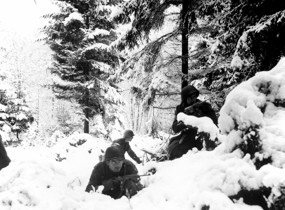 Арденнская операция. Американские солдаты в Арденнах во время Арденнской операции.