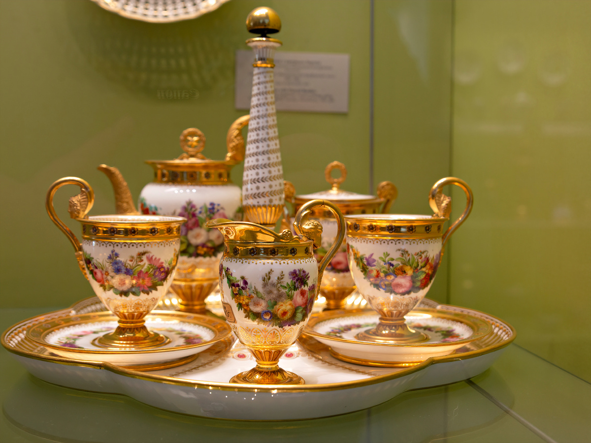 Чайный сервиз "tête-à-tête" с гирляндами цветов. Франция, Севр. 1838. 