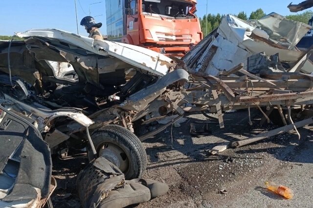    «Газель» оказалась зажата между большегрузами  Фото: Кунгурская служба спасения