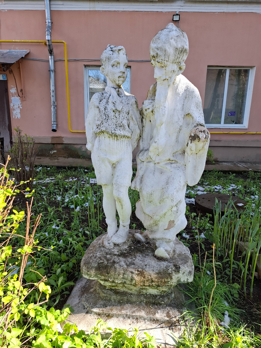 «Волька и Старик Хоттабыч». Давно их не мыли и не подкрашивали. Фото автора.