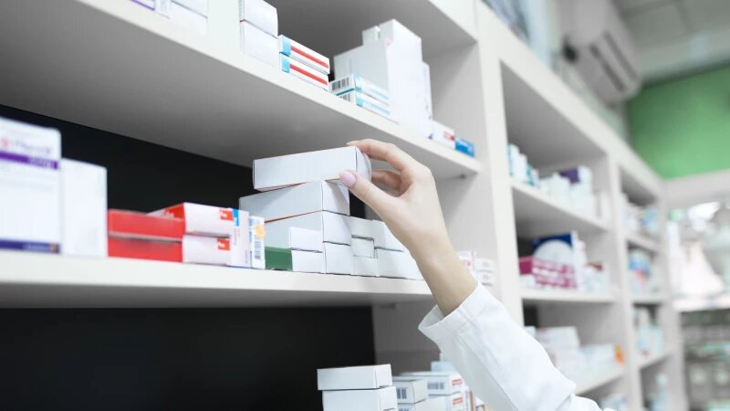     Фармацевт достает упаковку лекарства. Источник: ru.freepik.com, автор aleksandarlittlewolf.