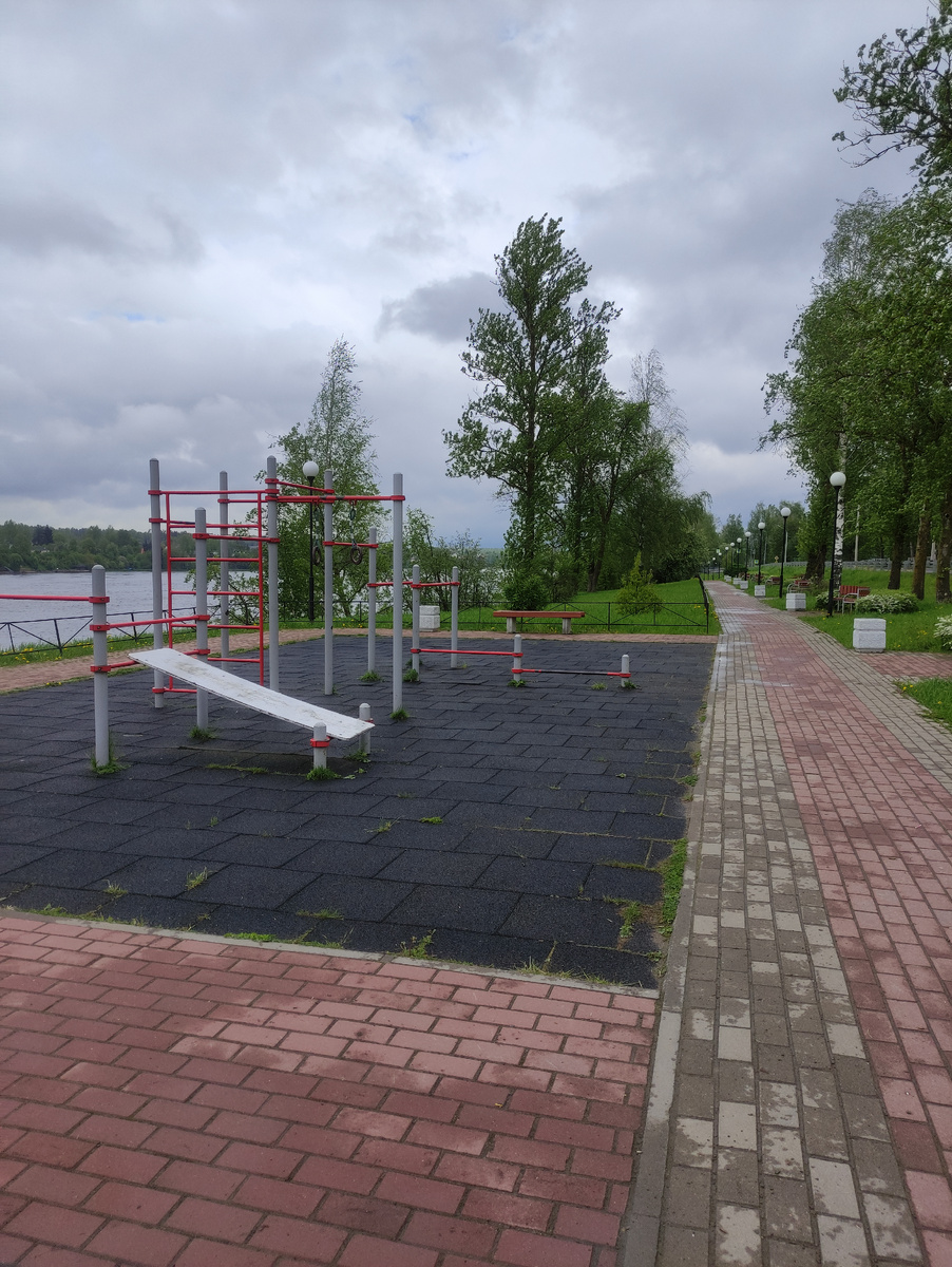 Есть тренажёры и небольшая детская площадка. 