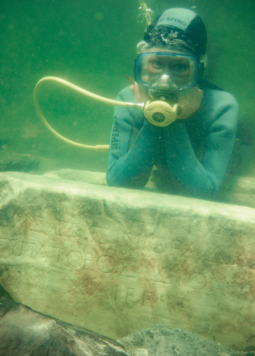 Надгробие Гипсикратии in situ