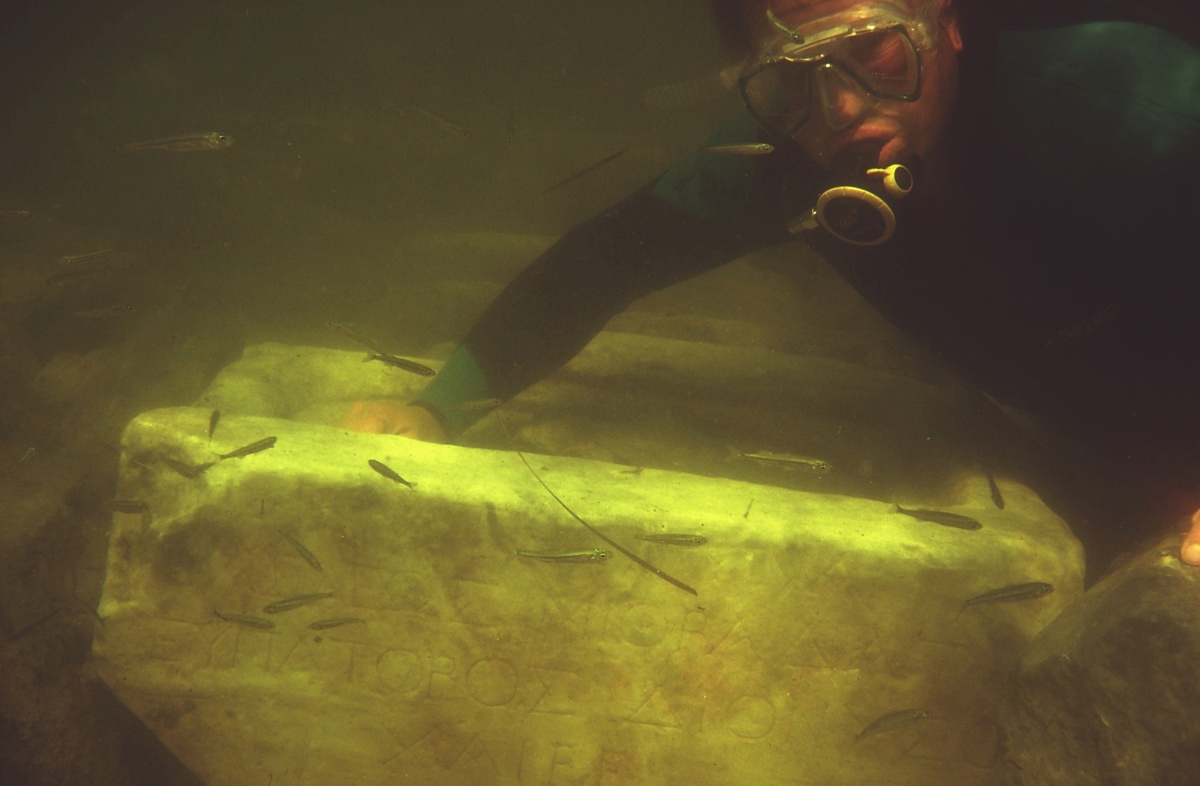 Надгробие Гипсикратии in situ