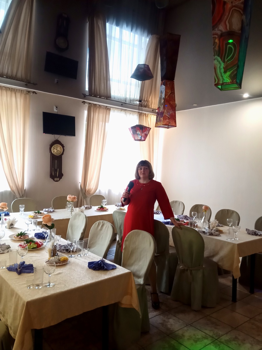 В кафе перед юбилеем.