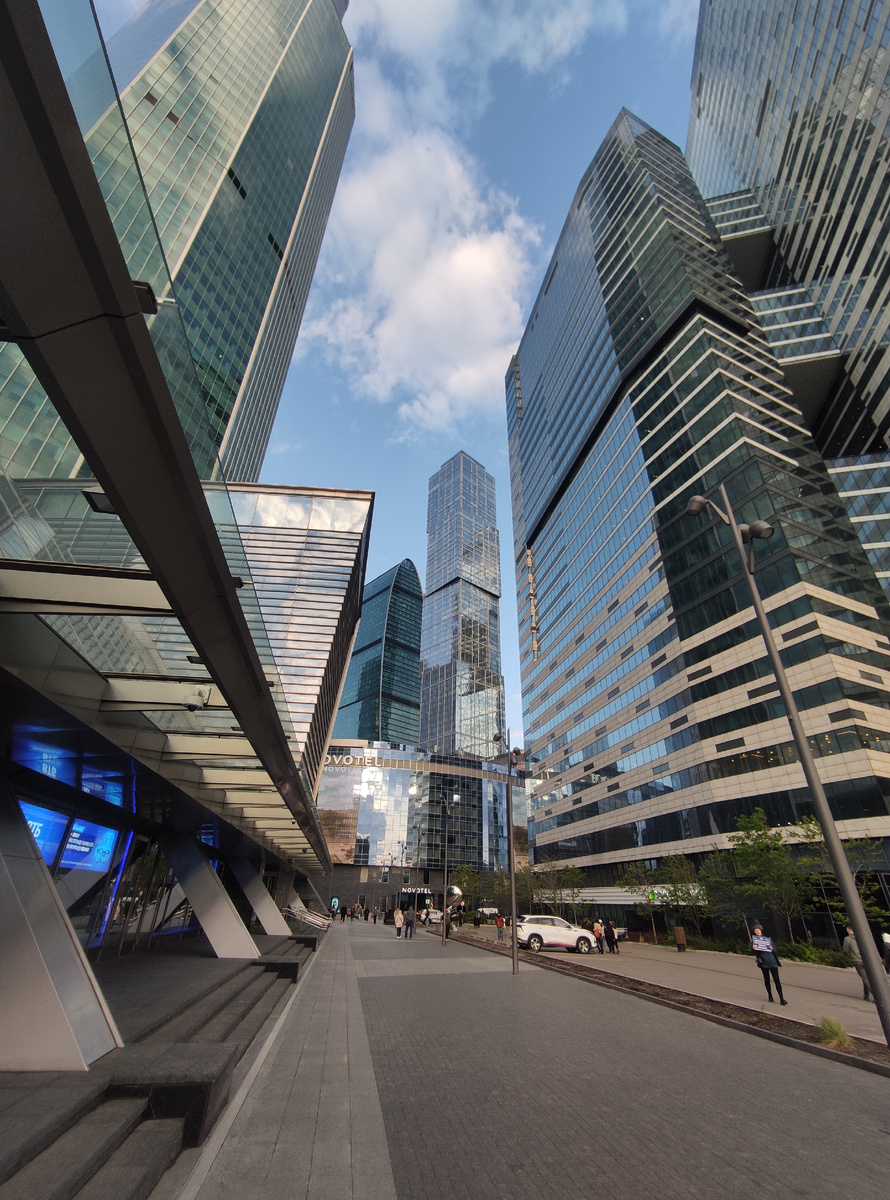 Москва-сити. В мае нам с детьми не получилось спокойно погулять.