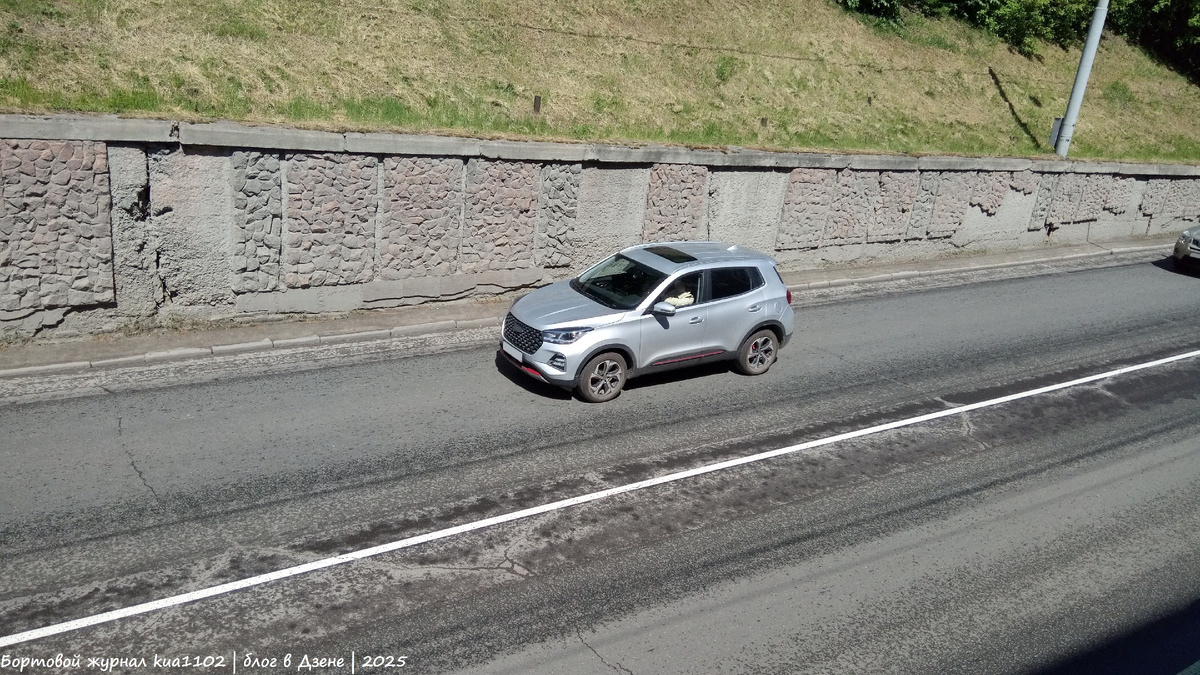 Теоретически можно было бы производить в России достаточно популярную модель Tiggo 4 Pro, а обновлённый Tiggo 4 New - импортировать, но вряд ли такие планы есть, ведь тогда эти две модели будут конкурировать между собой. Автор фотографии kua1102