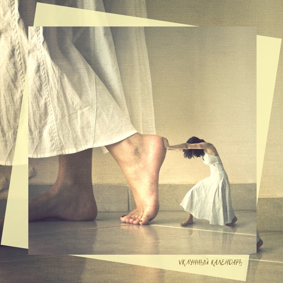 Преодолевая страх движения вперед

Преодолеть страх — значит принять ответственность за свою жизнь и перестать ждать идеальных условий для старта. Часто страх мешает нам развиваться дальше, удерживая в зоне комфорта, где ничего не меняется и не происходит никаких событий. Чтобы вырваться из этой ловушки, нужно научиться воспринимать перемены как возможность роста и самосовершенствования.

Из фильма «Начало»:  

«Вы способны создать мир настолько убедительный, что сами поверите в него.»

Этот принцип применим ко многим аспектам нашей жизни. Мы можем строить собственные иллюзии, ограничивающие наше восприятие мира, но также имеем способность создавать!