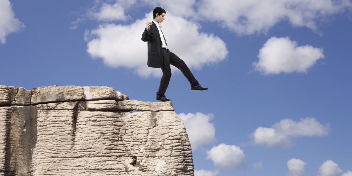 Первый шаг на пути к мечте

Каждый человек однажды стоит перед выбором: оставить всё как есть или рискнуть, бросив себе вызов и сделав первый шаг навстречу неизведанному будущему. Страх неудачи и осуждения окружающих часто останавливают нас от воплощения мечты в реальность. Но важно помнить, что каждый великий путь начинается именно с первого шага.

«Совершайте ошибки, терпите поражения и продолжайте идти вперёд».  «Социальная сеть»

Эта фраза прекрасно отражает суть начала любого дела. Не нужно бояться ошибок — ведь именно они учат нас большему, чем любые успехи. Каждый наш промах приближает нас к пониманию, кто мы есть на самом деле и куда хотим прийти. 

Не стоит обращать внимание на критику тех, кто боится перемен сам и пытается удержать вас рядом с собой. Помните героя фильма «Интерстеллар», который сказал своей дочери:

«У тебя нет выбора. Ты должна верить мне».

Иногда вера близких становится той опорой, которая помогает преодолеть сомнения и начать действовать решительно. Именно она даёт силы продолжать движение даже тогда, когда кажется, что впереди только тьма неизвестности.

Первый шаг должен стать осознанным решением, основанным на внутренней уверенности в правильности выбранного направления. Тогда никакие преграды не смогут остановить вас на пути к вашей мечте.