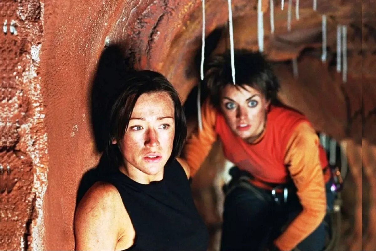 Исследование пещер не только помогает нам лучше понять прошлое, но и вдохновляет на новые открытия в будущем.
Фото: Кадр из фильма «Спуск», 2005 год.