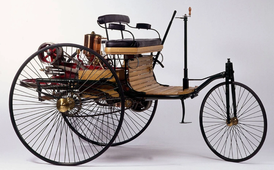 Первый автомобили это строго говоря чистый механизм - ни о каком дизайне речи не шло вовсе.