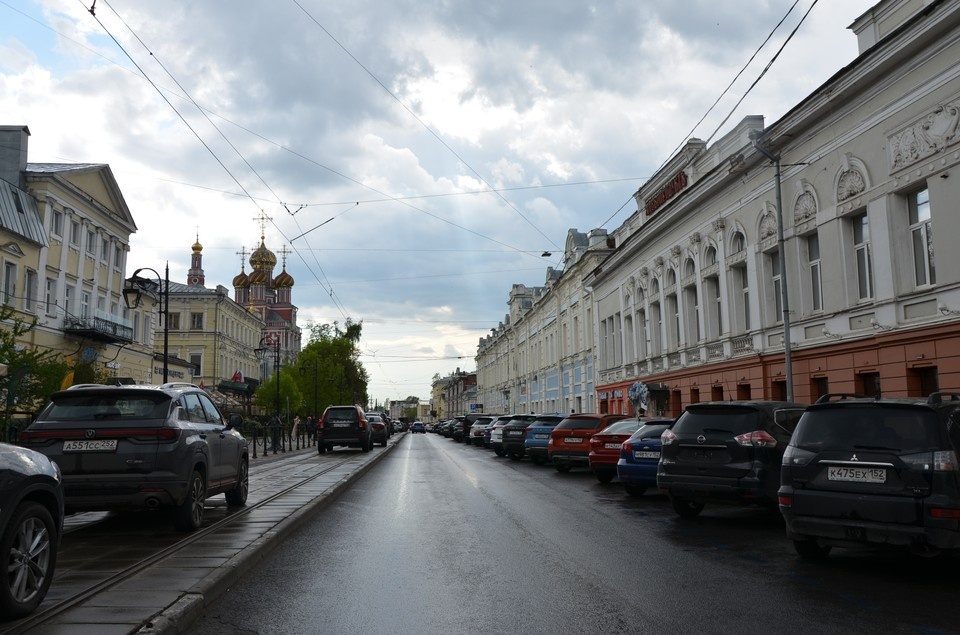    Улица протянулась от площади Народного единства под кремлем до площади у Благовещенского монастыря. Ирина ШВЫРКАЕВА