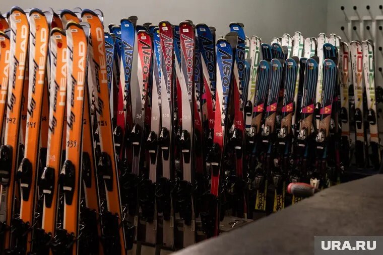 Ранее в сети появилось видео, где молодые люди катаются на лыжах по траве. Фото: Анна Майорова © URA.RU