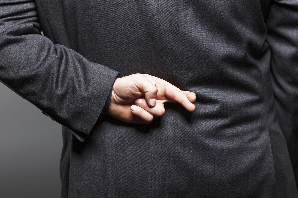 "Так смешно слышать ложь, когда знаешь правду! А перебивать жалко - человек же старается"