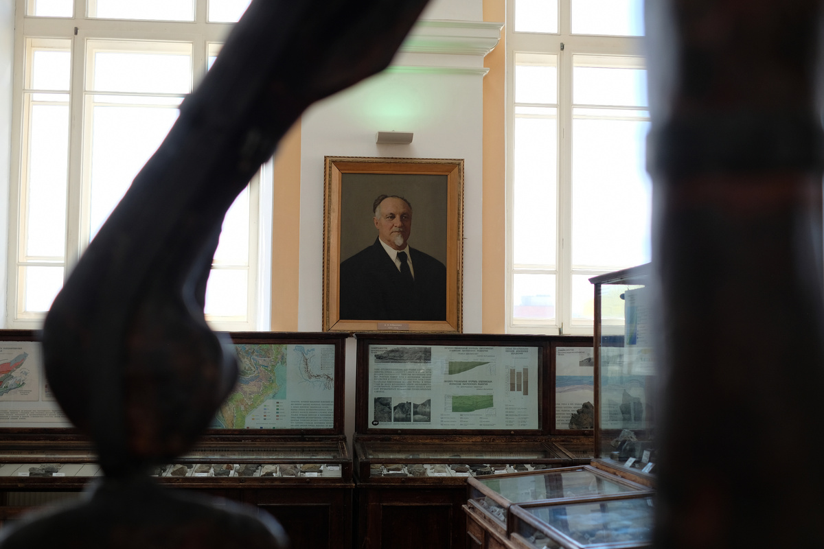 Портрет Анатолия Николаевича Рябинина в Центральном геологоразведочном музее им. академика Ф. Н. Чернышева в Санкт-Петербурге