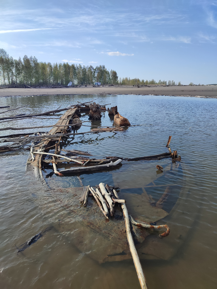 Затонувшая лодка возле о. Тайвань. Май 2024г.